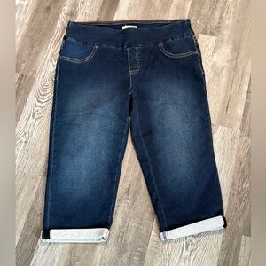 Land N Sea brand dark-wash, pull-on denim capri pants. Medium